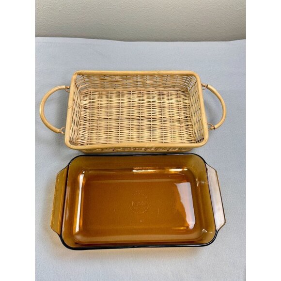 Vintage Anchor Hocking Amber Glass Baking Tray with Wicker Handles 2 QT. - Picture 5 of 9